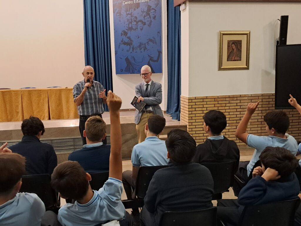 El escritor y guionista Juan Velarde durante el encuentro con los alumnos de Secundaria de Altair, en el que presentó su libro «Una casa en Stony Hill y otros relatos de terror y misterio».